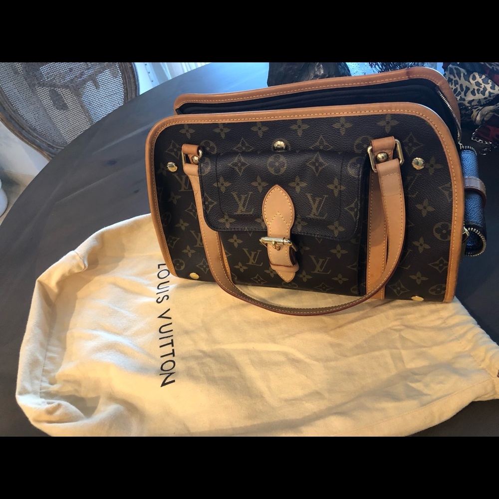 Authentic LV dog Carrie/ As new conditions